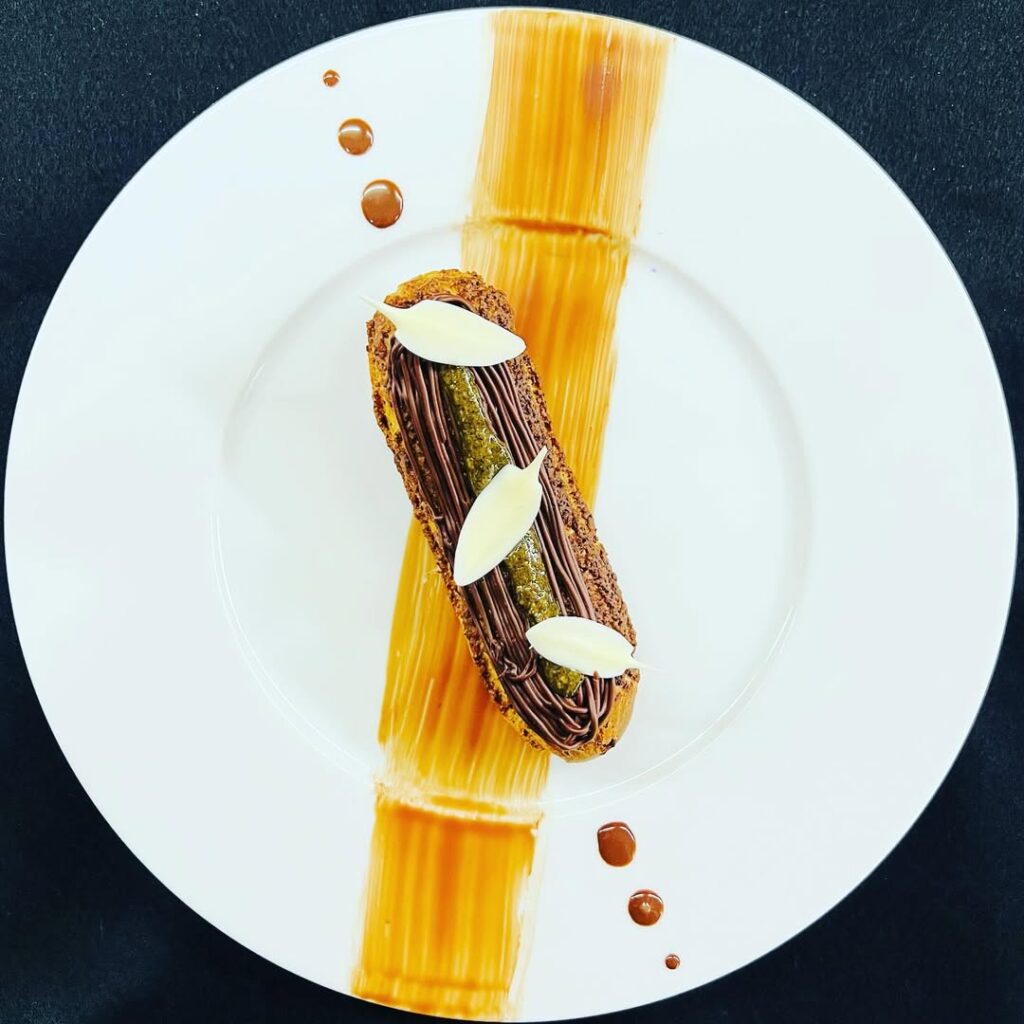 éclair ganache au chocolat, praliné graine de courge,…#desserts #art #artculinaire #art #pastry